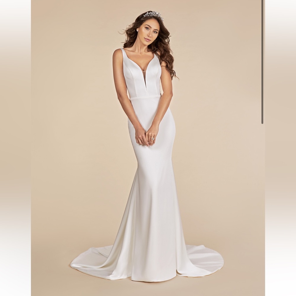 Moonlight Bridal T881 - Brand new, Never Worn Wedding Gown - US 6 - Picture 2 of 3